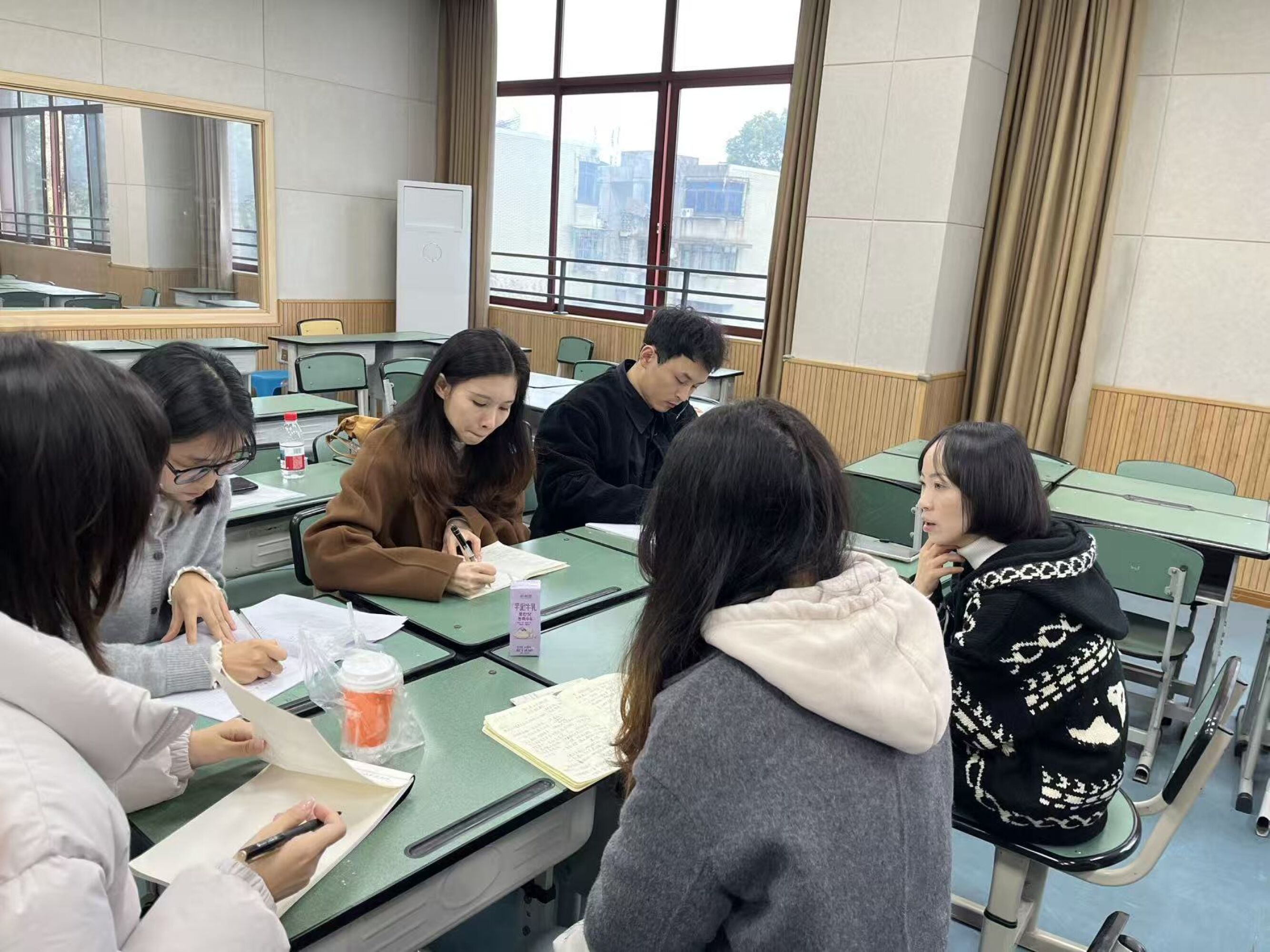 图5 张炜老师为新教师作教学指导