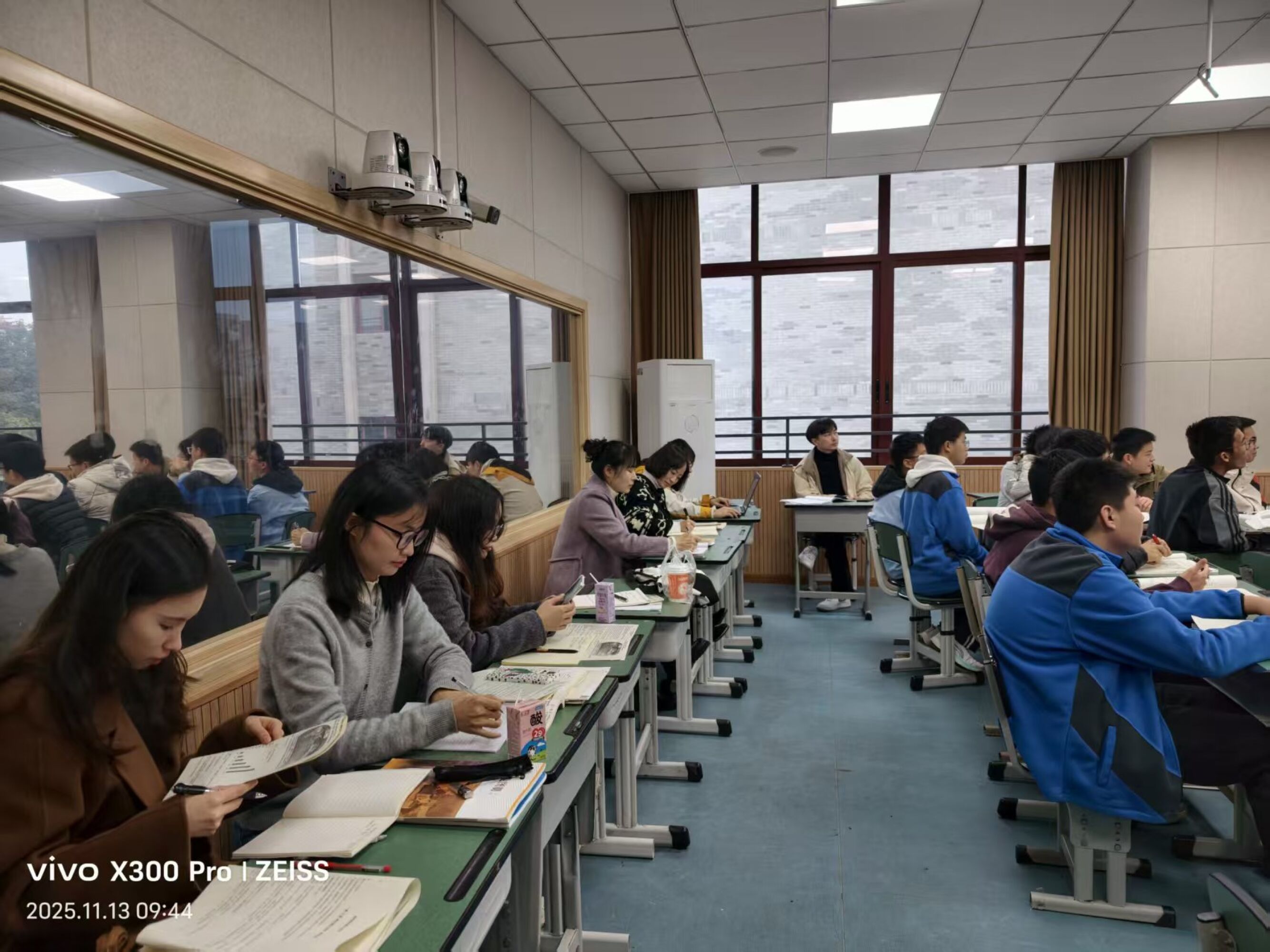 图6 参会老师认真观摩记录