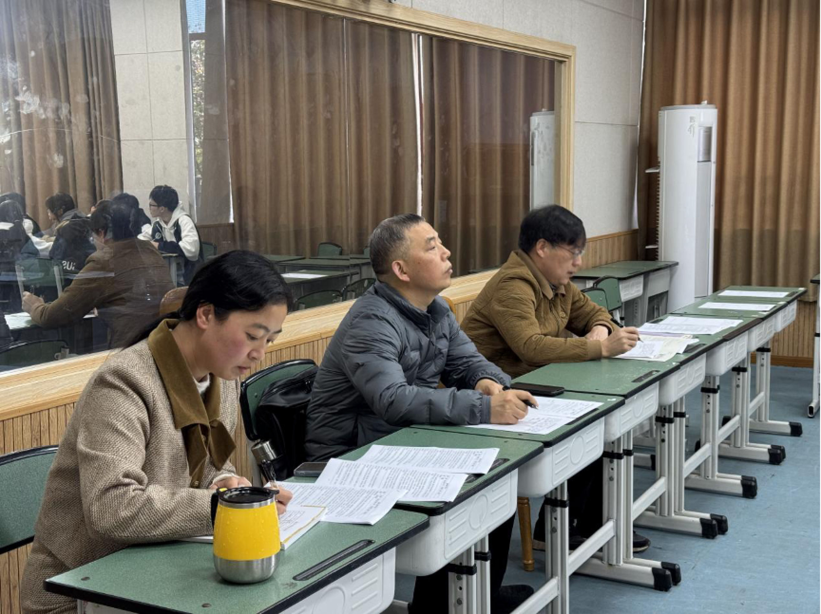 图1 评委老师观课