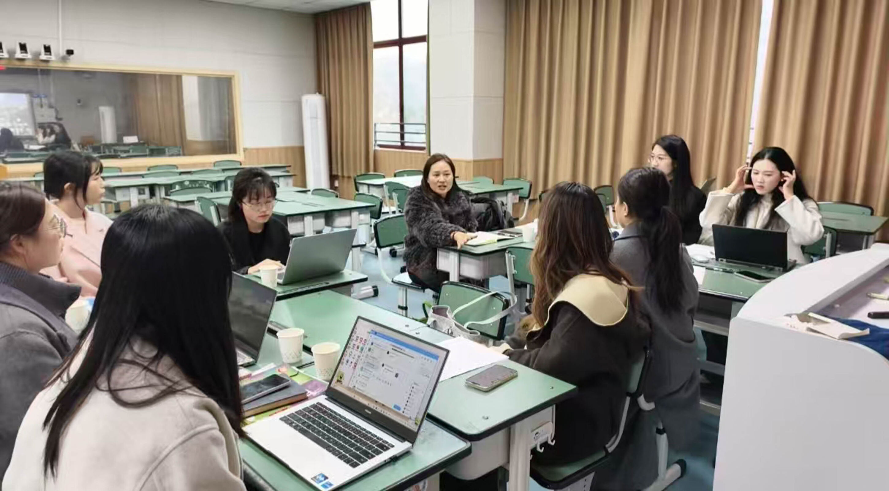 图13 区教科院政治教研员杜梅作专业指导