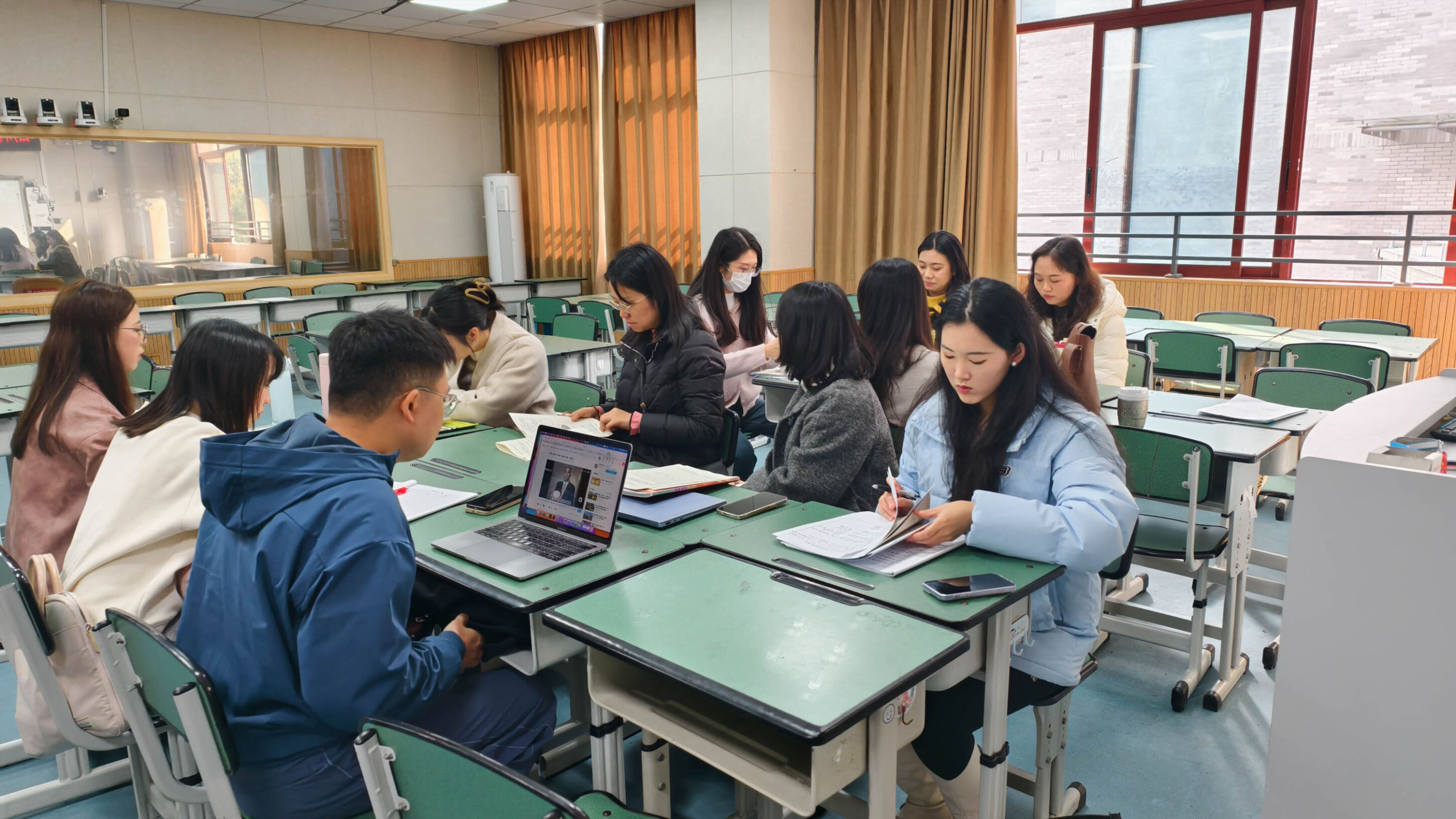 图14 双流区高中政治新教师实训交流研讨现场