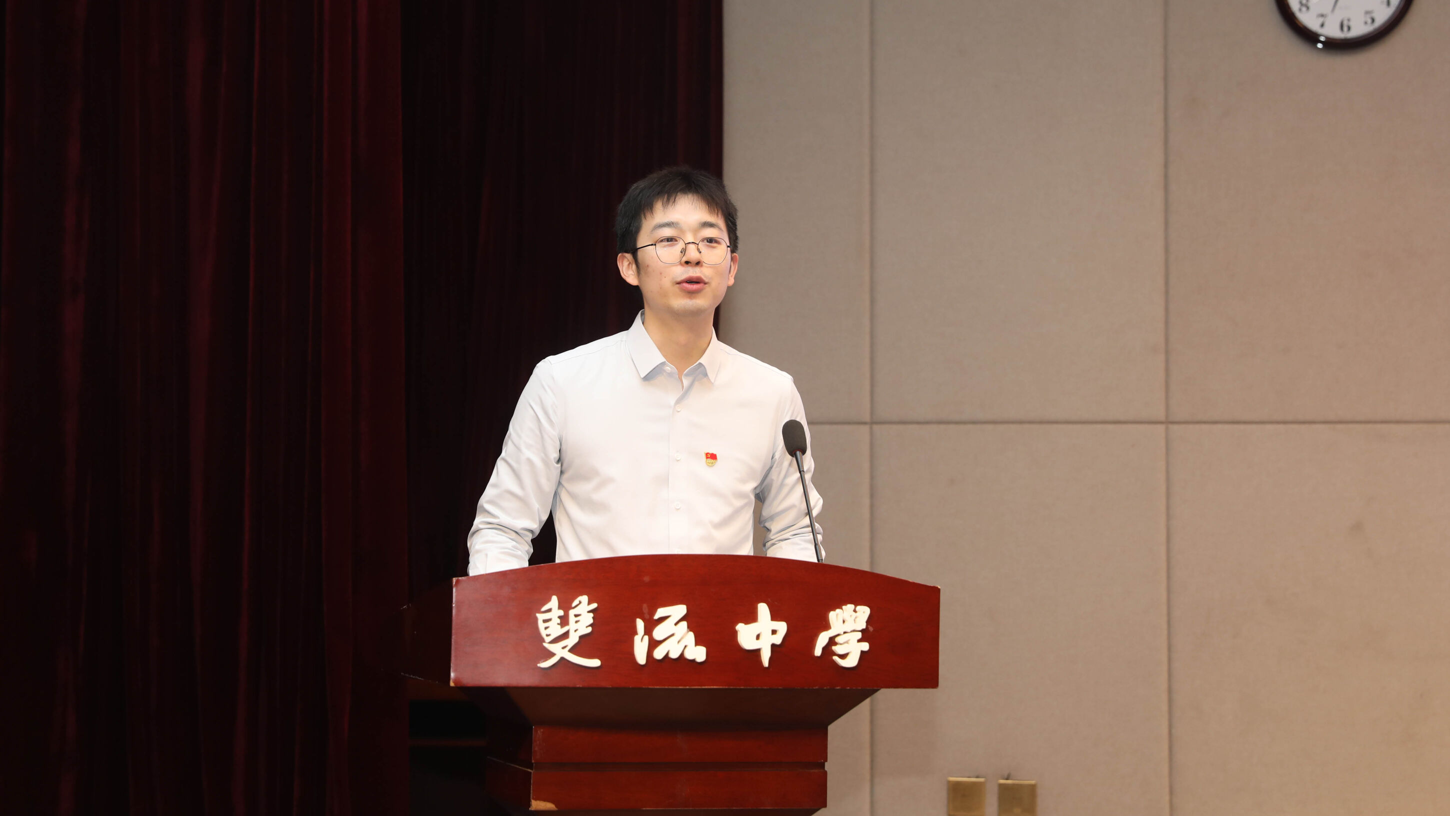 图5 宣读新发展团员名单