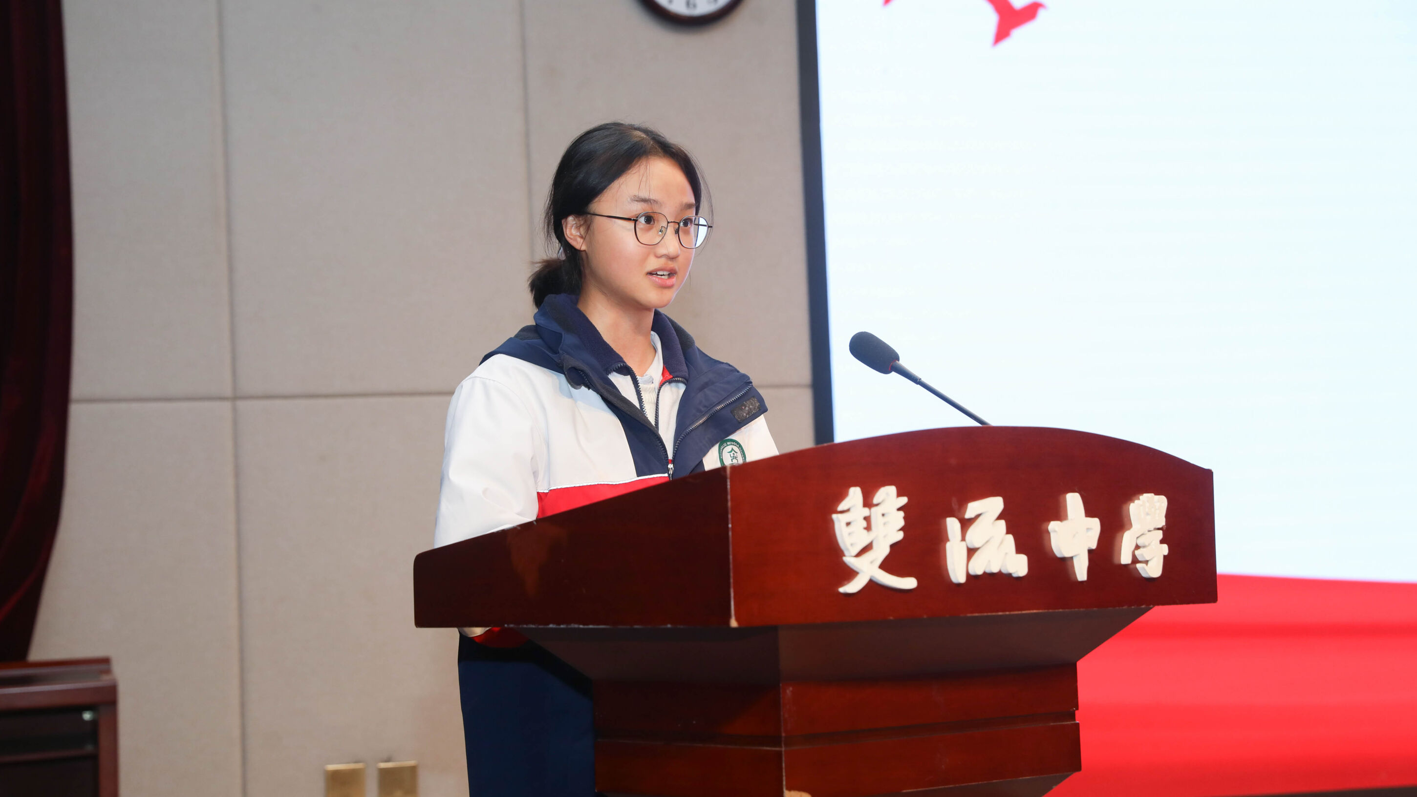 图12 新团员代表发言