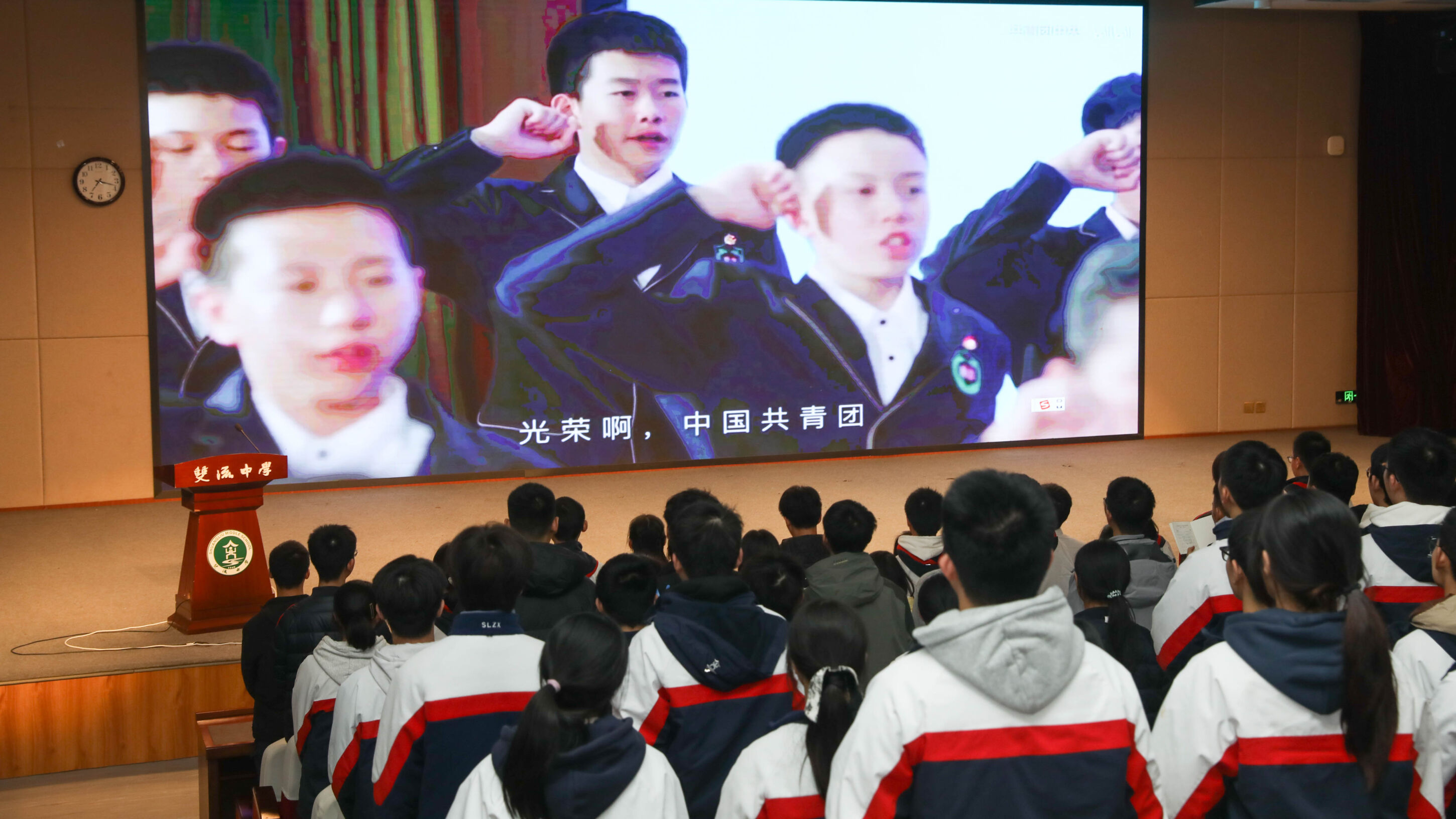 图16 齐唱《光荣啊，中国共青团》