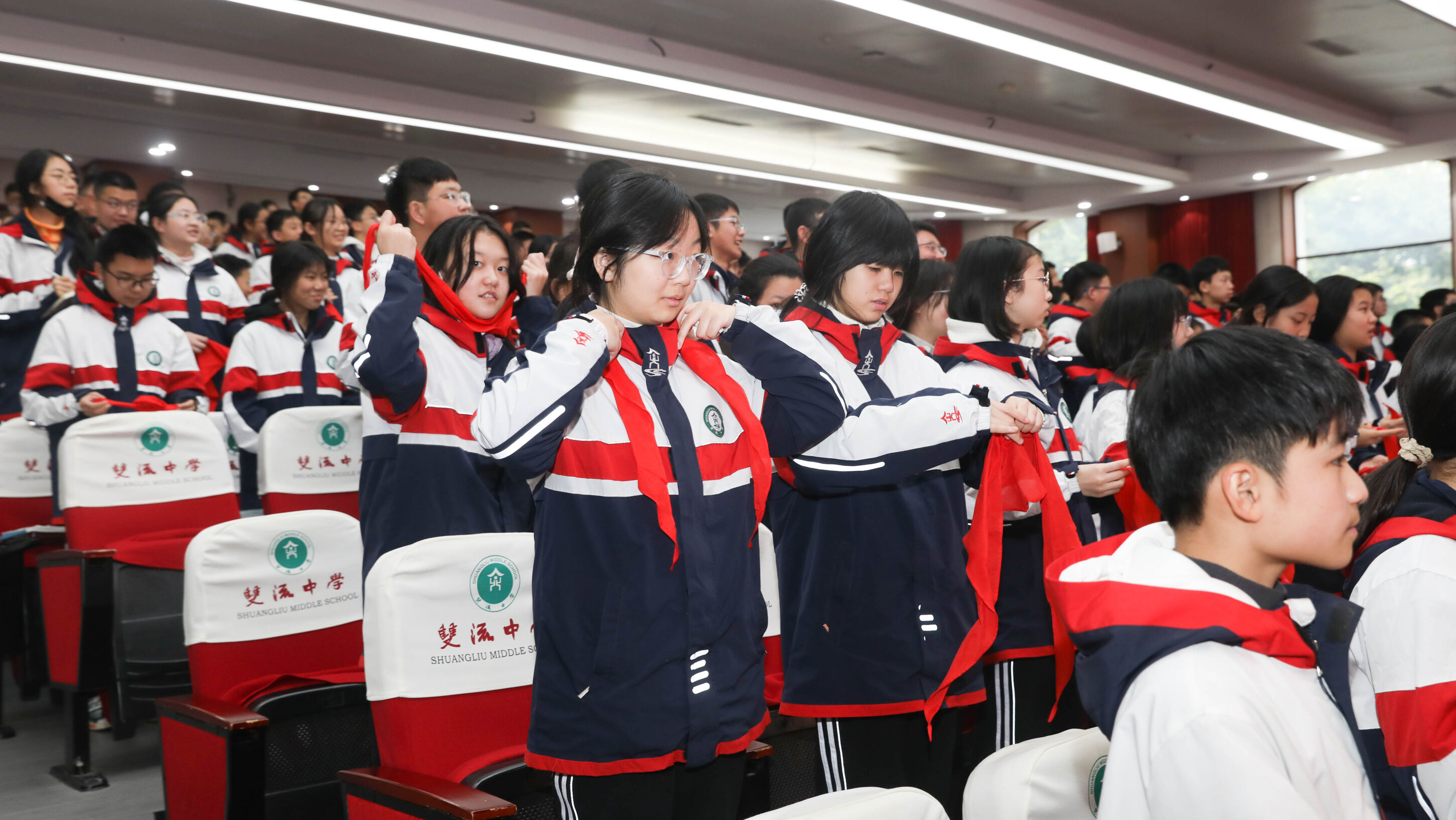 图5 摘下红领巾