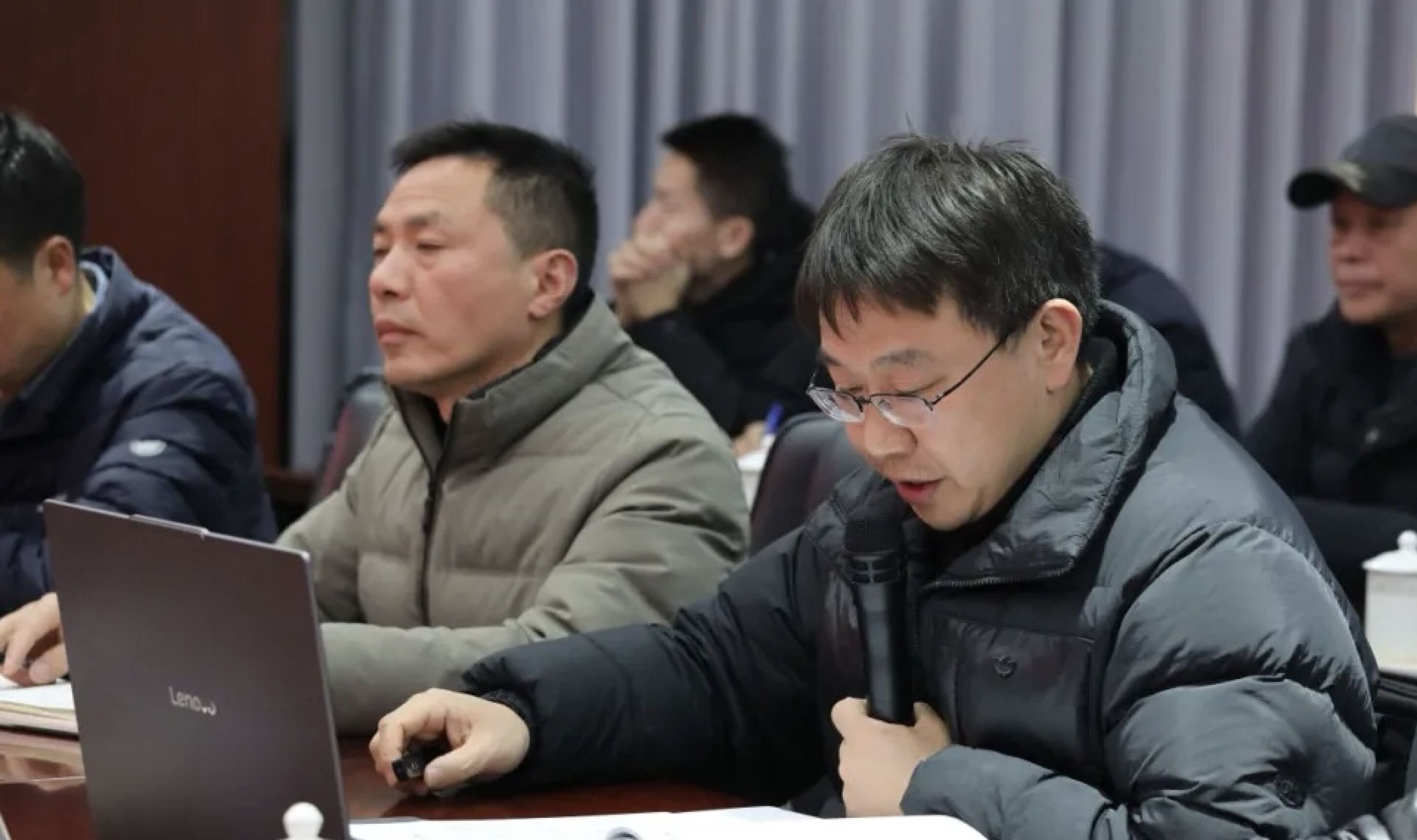 图3 双流中学对外交流中心主任、高三年级分管领导陈斌作报告