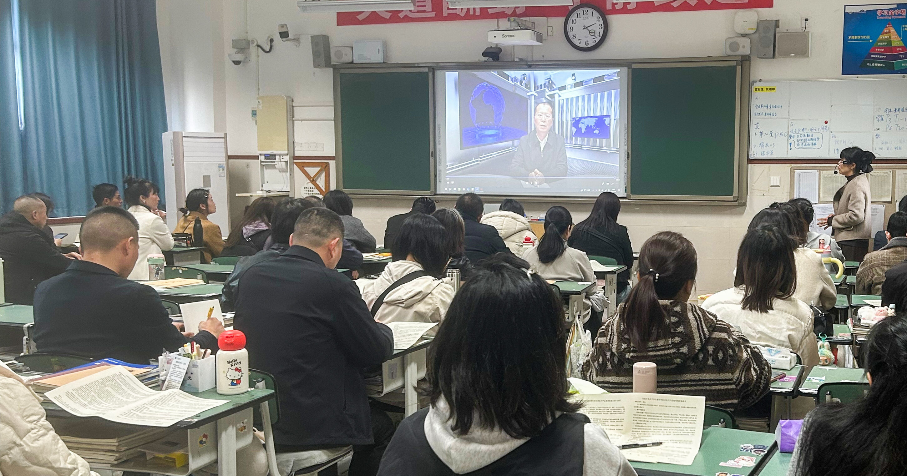 双流中学党委委员、副校长万明讲话