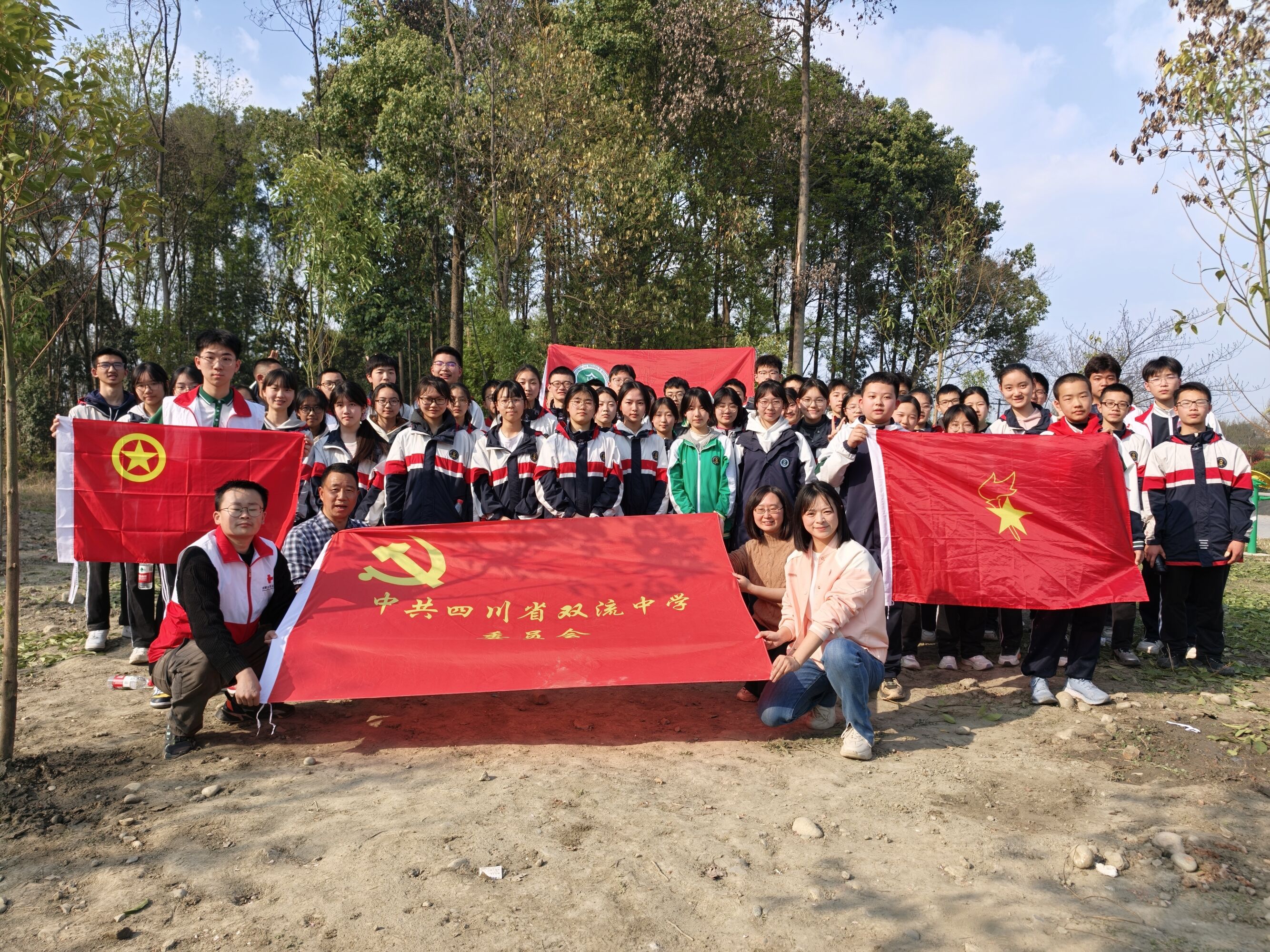 参与植树的师生合影