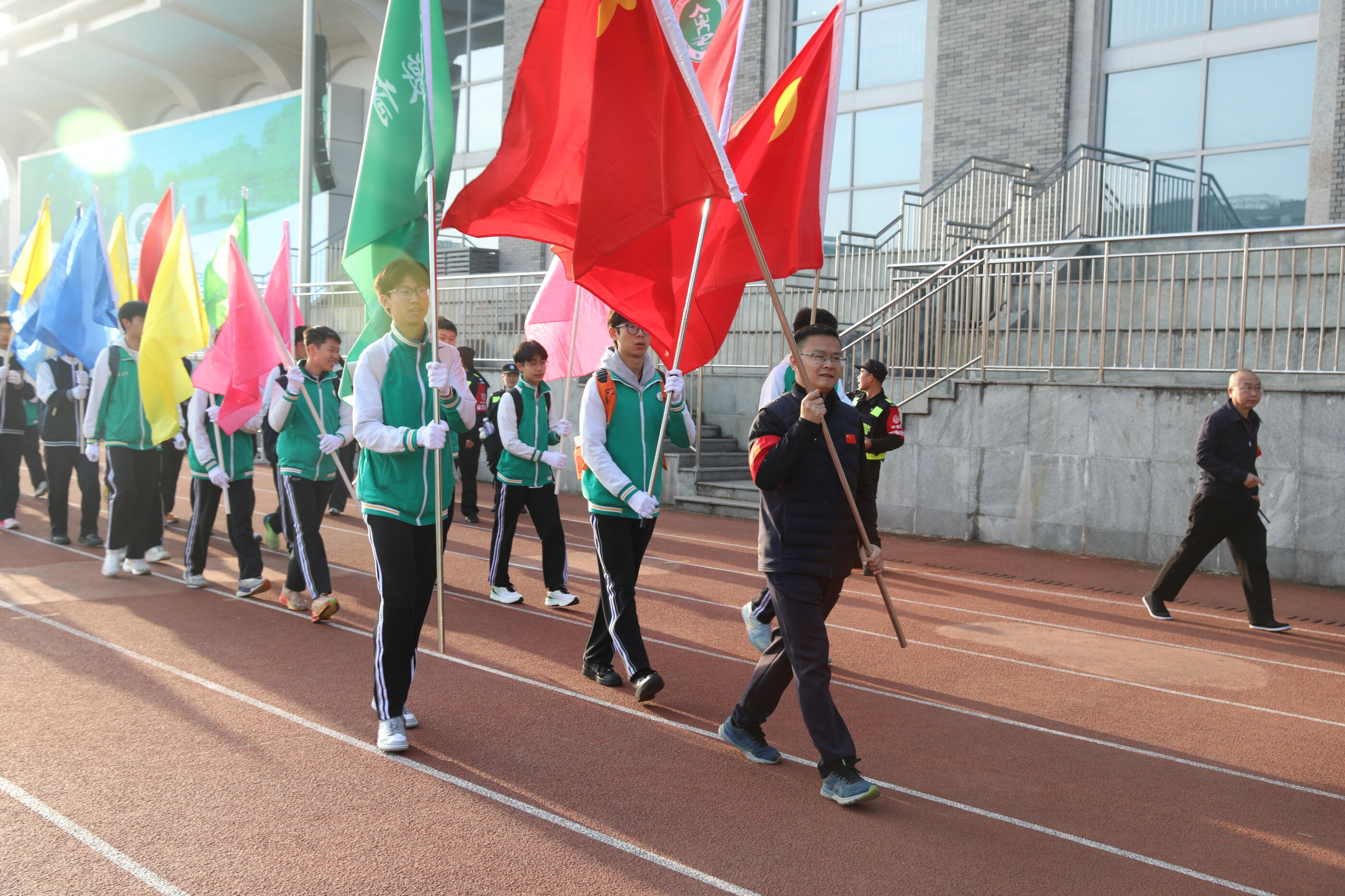 2026年3月20日上午，双流中学初中部举行远足研学实践活动。（图为 双流中学党委书记黄超领队出发）