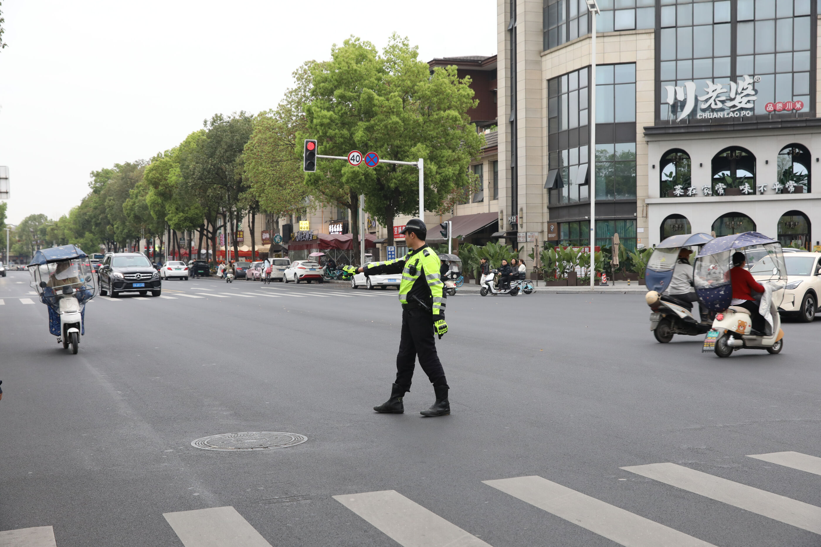 交警同志为孩子们维护秩序保驾护航 交警同志为孩子们维护秩序保驾护航
