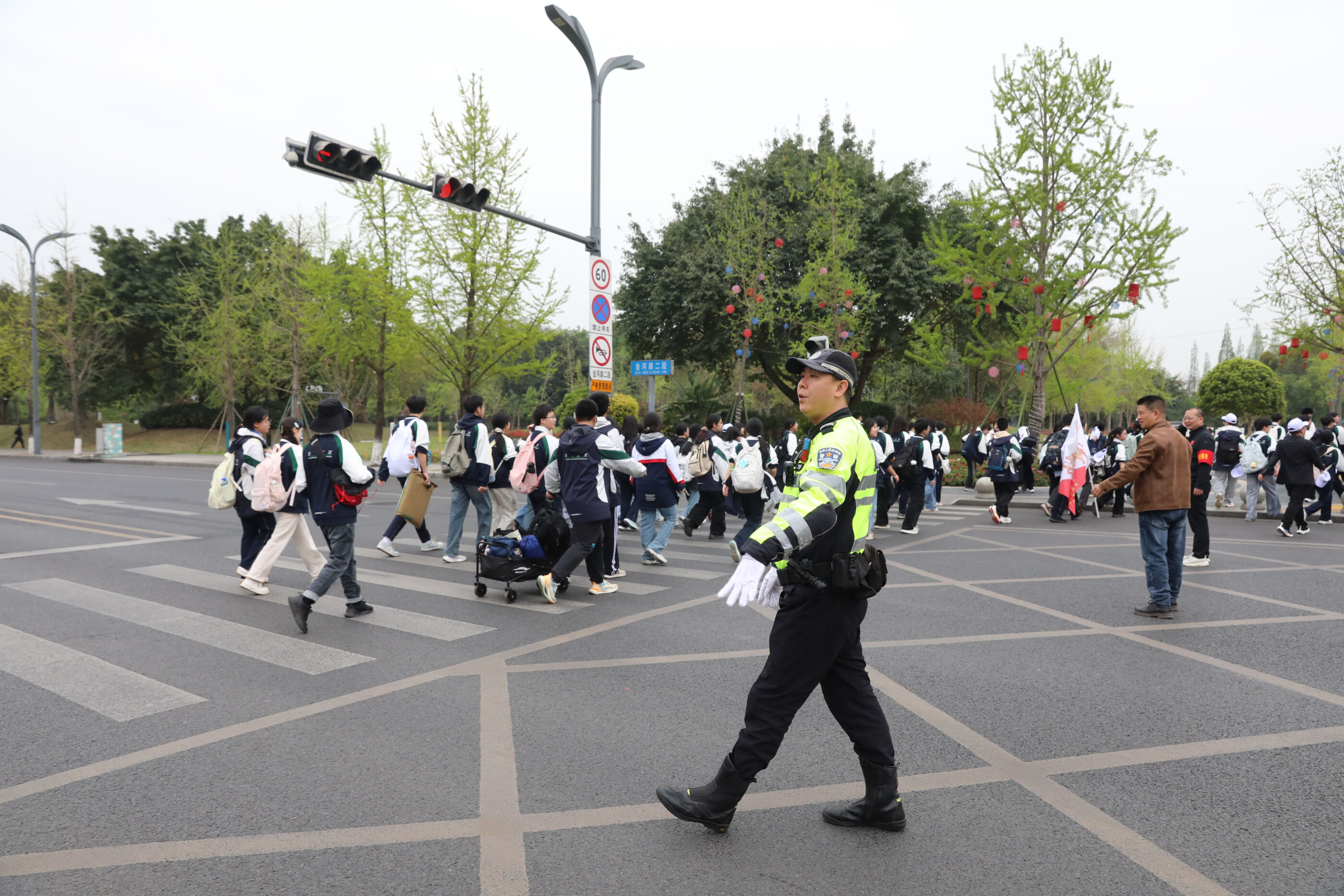 交警同志为孩子们维护秩序保驾护航