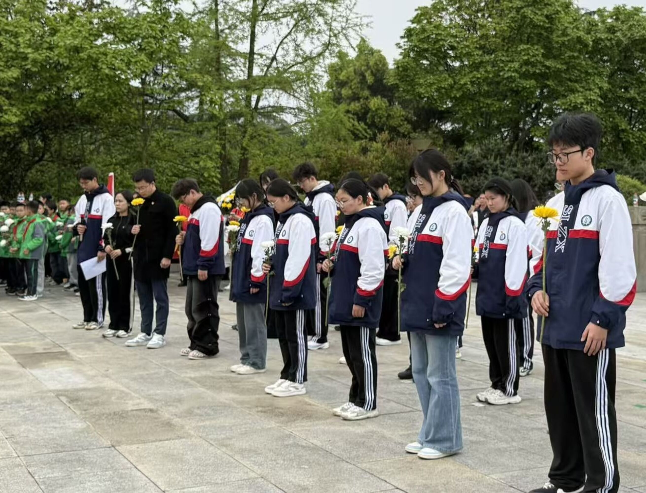 图7师生们在纪念碑前全体默哀