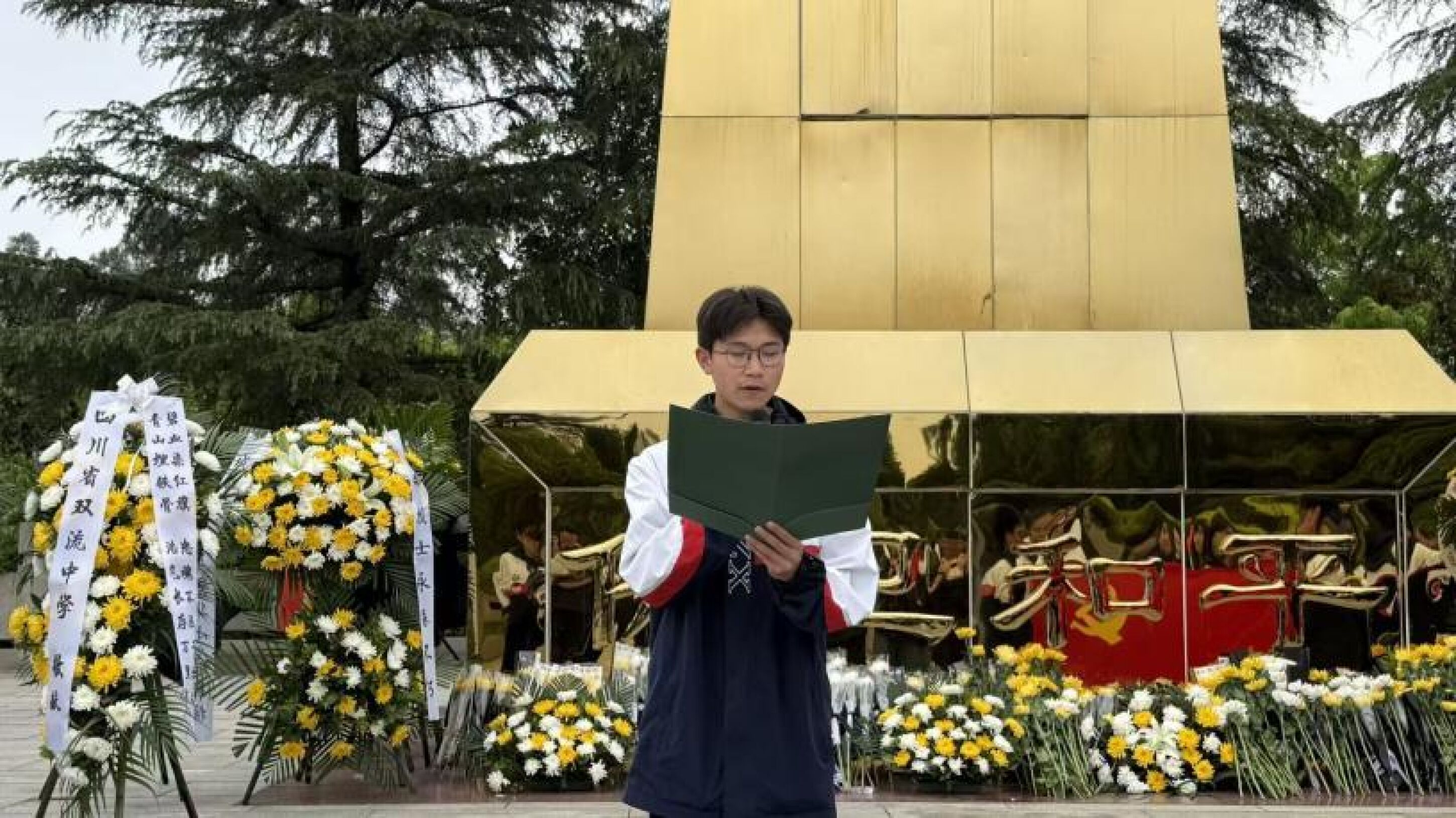 图8钟兴城同学在纪念碑下朗诵