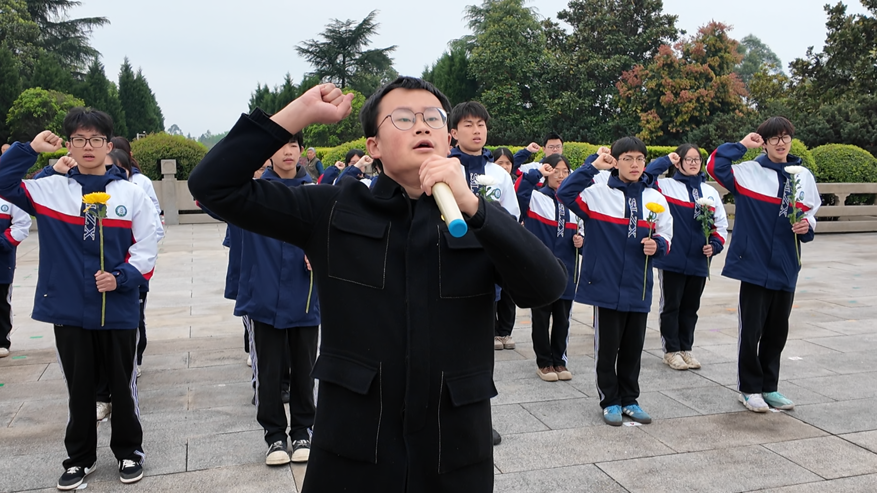 图9胡峻闻老师带领宣誓