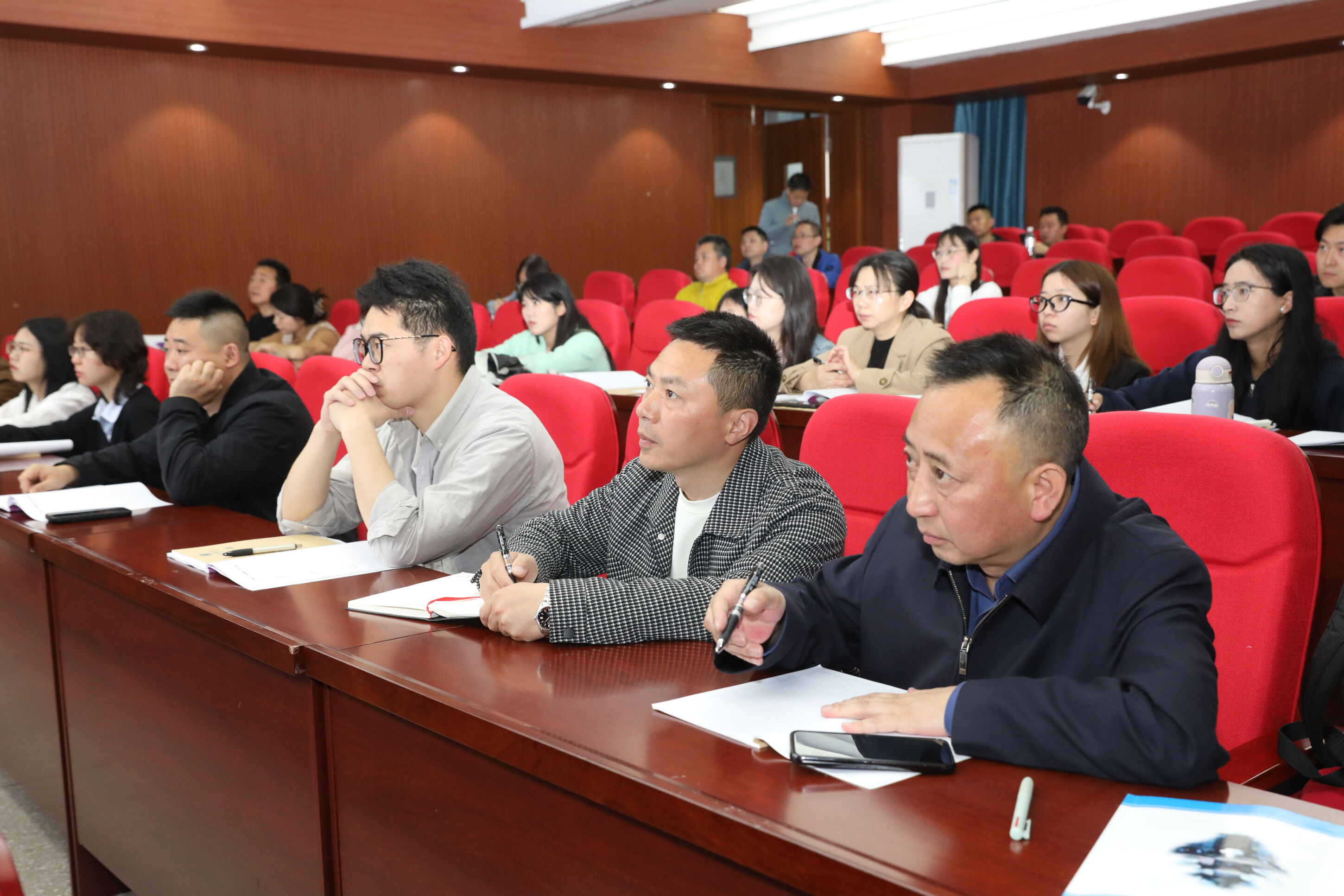 图7 参会老师认真聆听记录