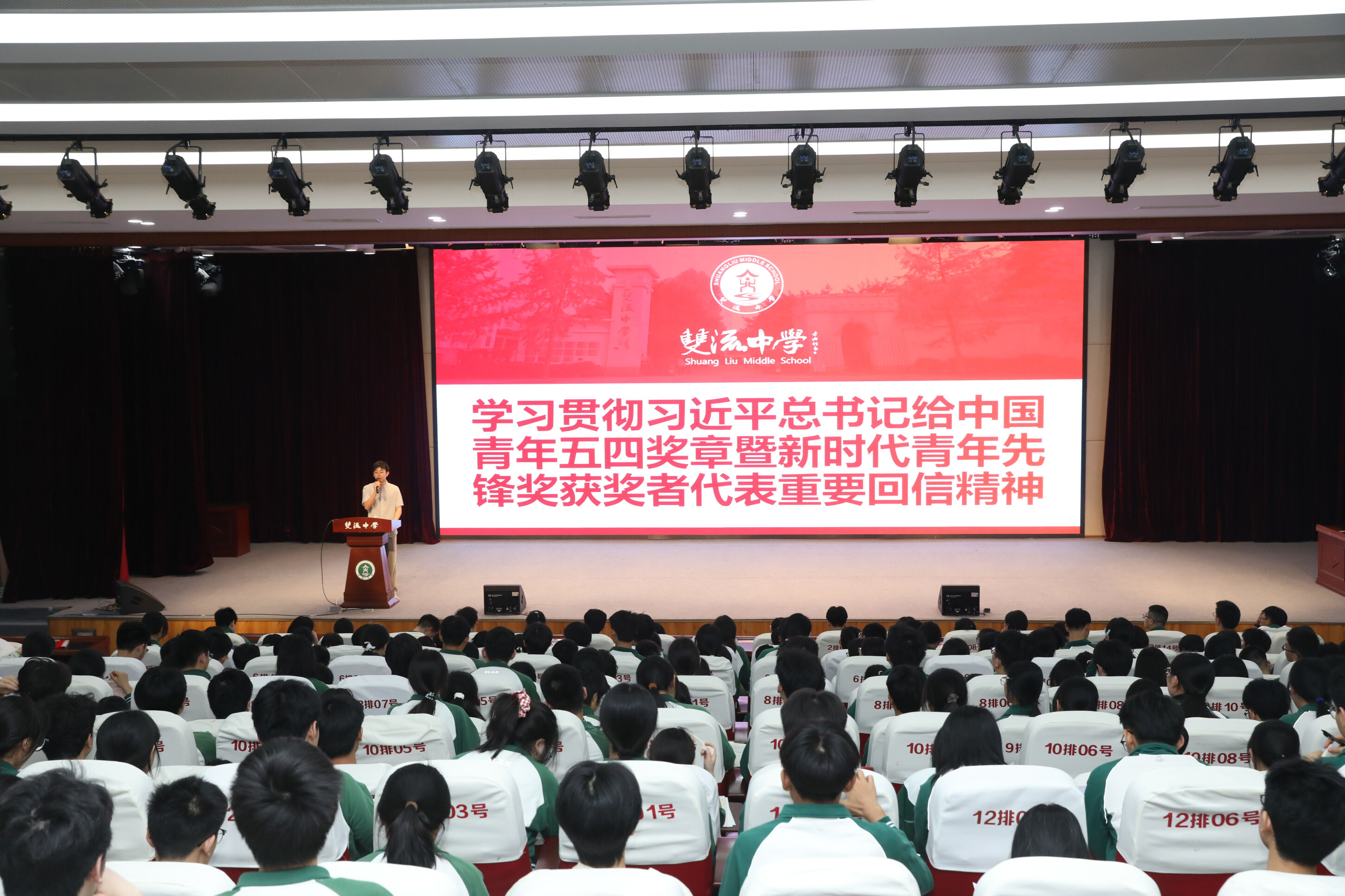 图11 团委书记缑文强带领大家学习