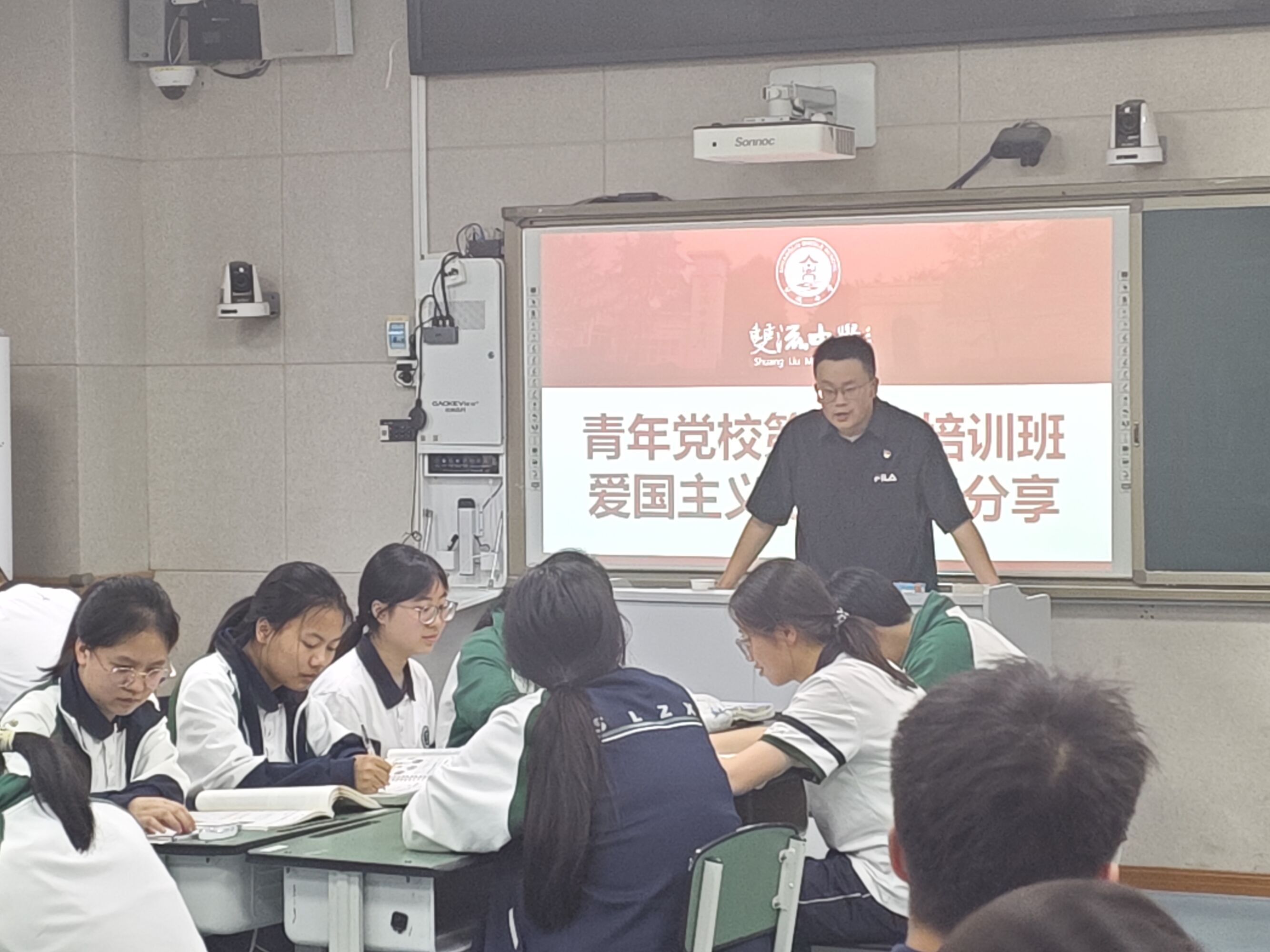图1（校团委副书记胡峻闻主持活动）