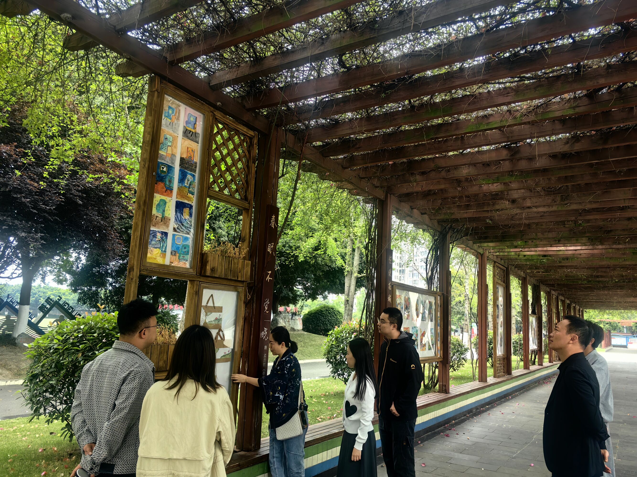 图一 课题组成员2025年3月实地走访四川大学西航港实验小学