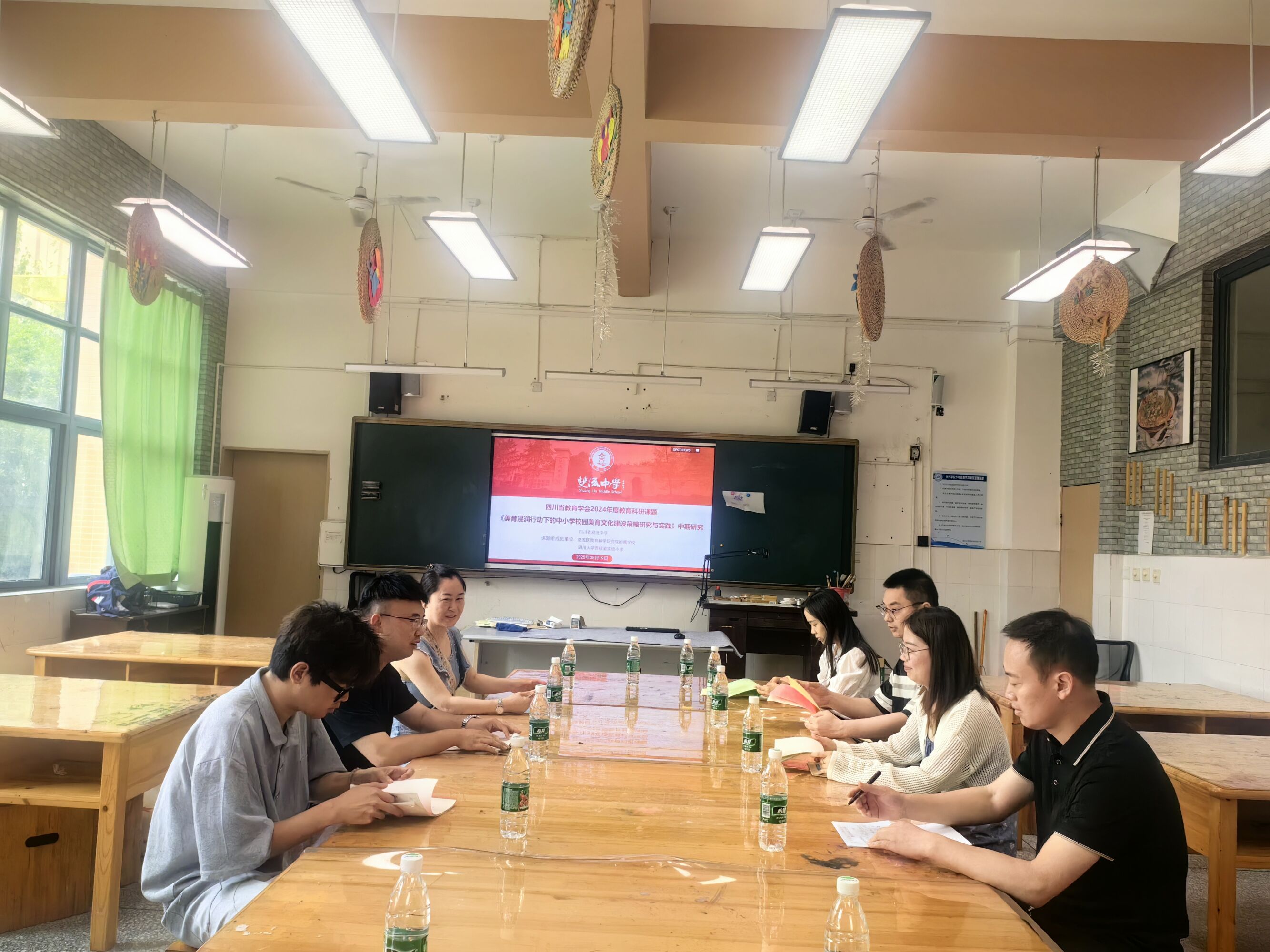 图二 课题组成员2025年5月到四川大学西航港实验小学作问卷调查报告分析