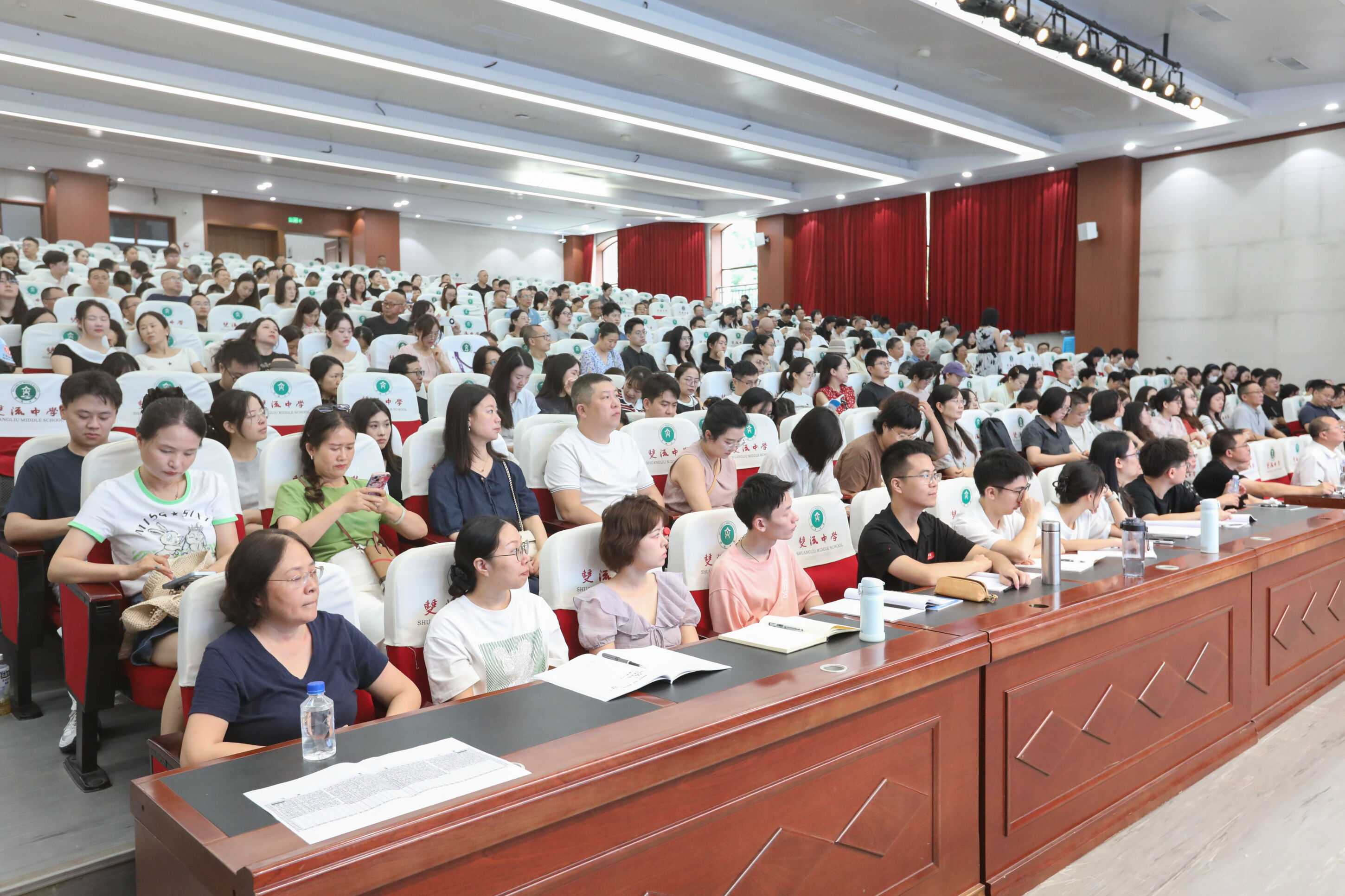图一  全体教职工参会