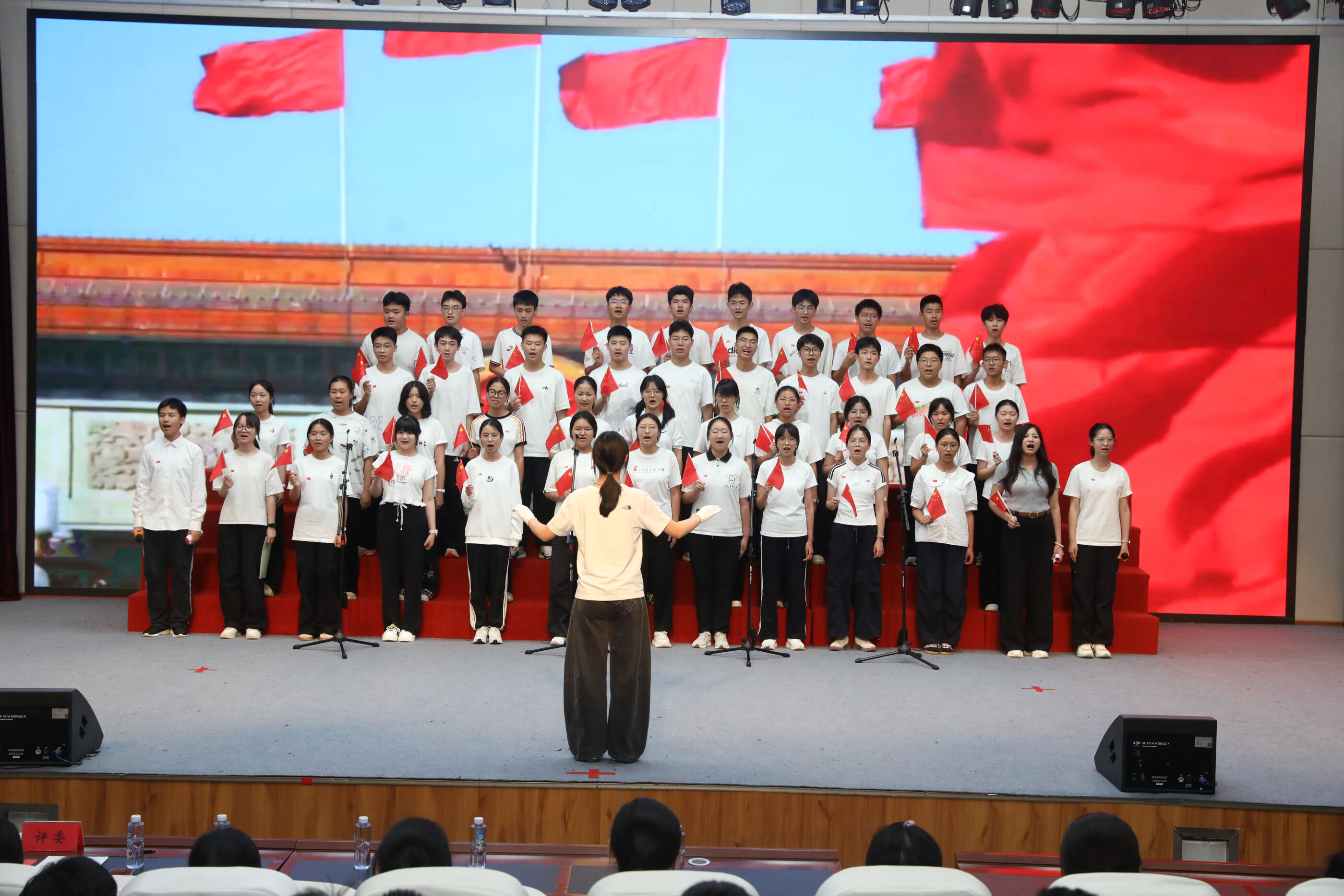 高一 9 班《歌唱祖国》