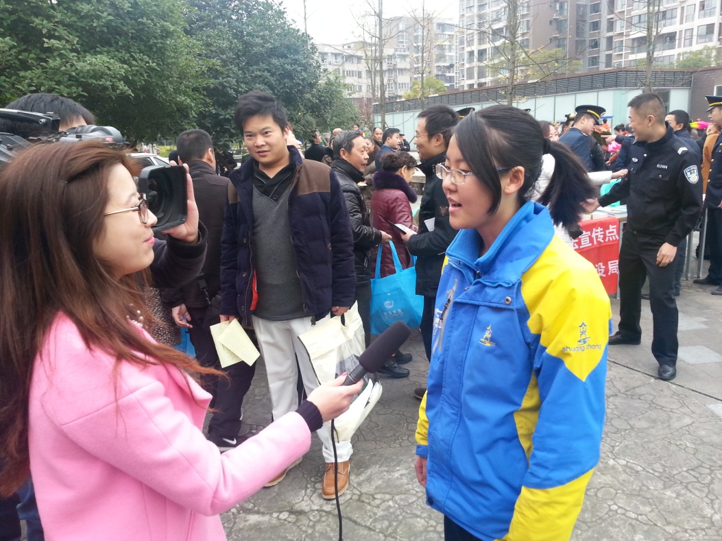 双流中学学生参加双流县首个国家宪法日宣传活动